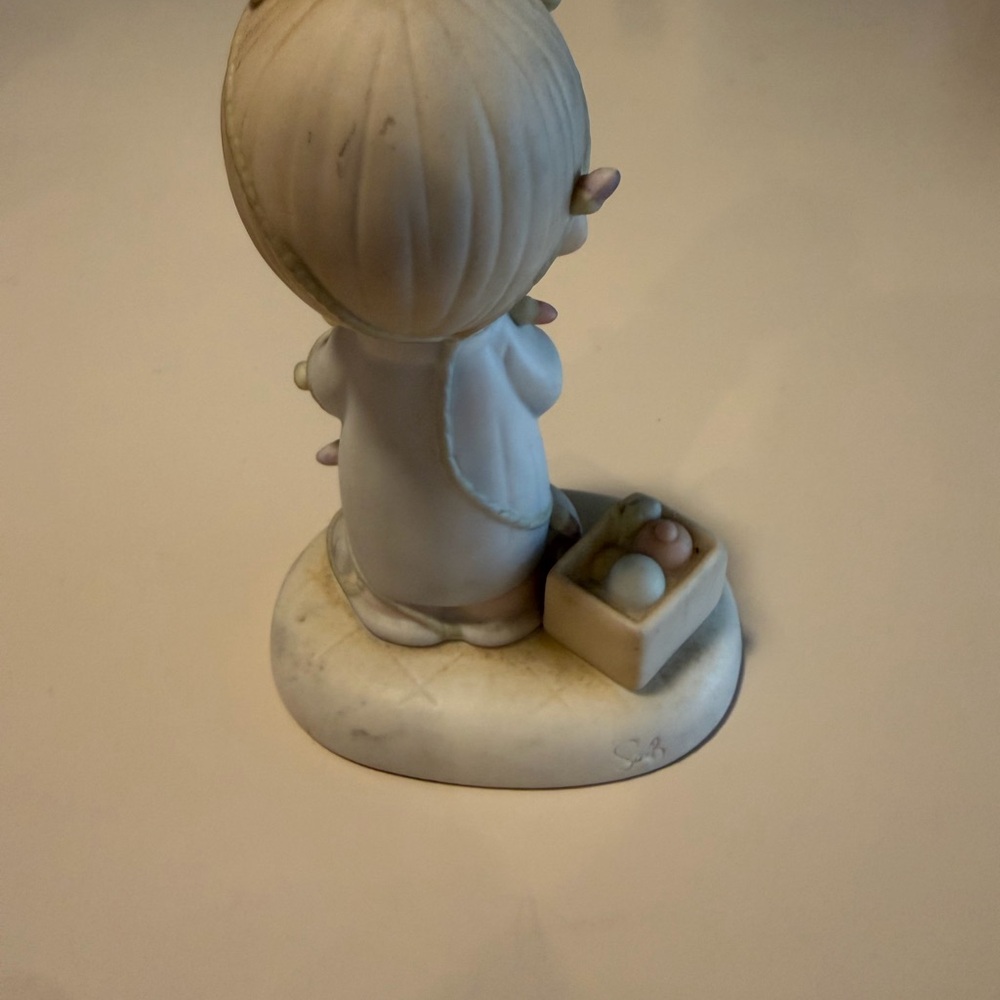 Precious moments Adorable Figurine with Christmas lights - Picture 2 of 3
